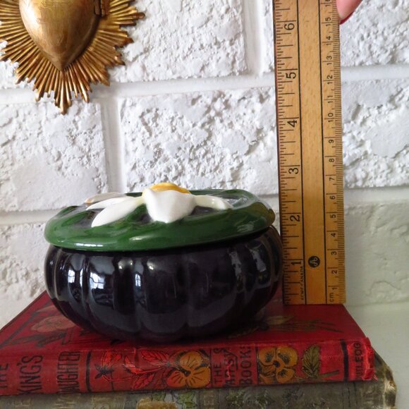 Vintage ceramic black container with daffodil flower - Picture 8 of 9
